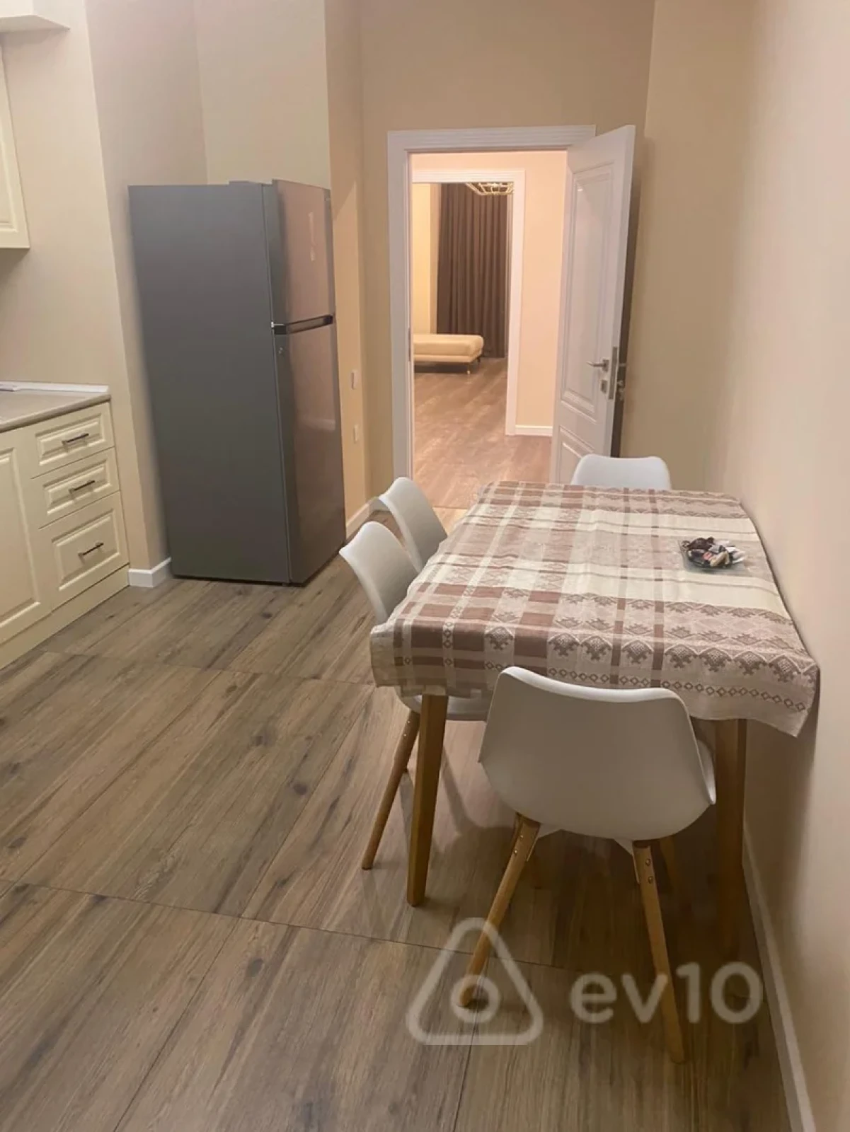 Kirayə verilir 3 otaqlı yeni tikili 130 m²