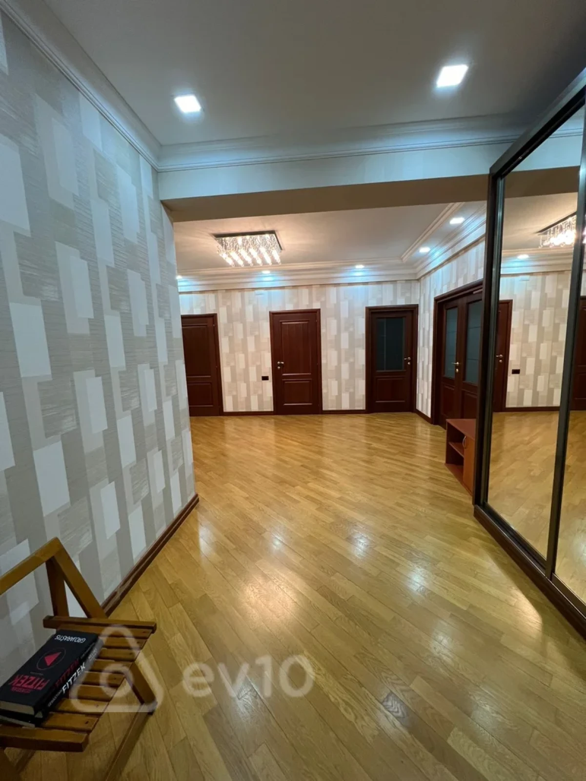 Kirayə verilir 3 otaqlı yeni tikili 180 m²