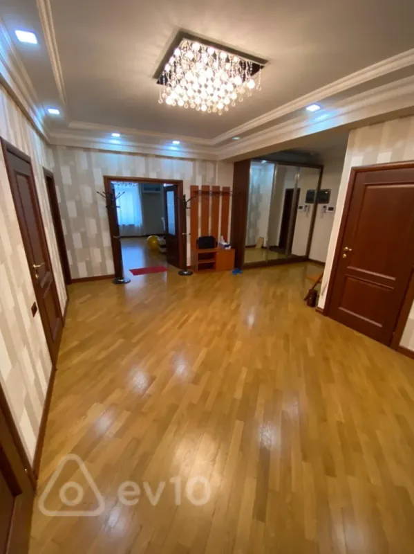 Kirayə verilir 3 otaqlı yeni tikili 180 m²