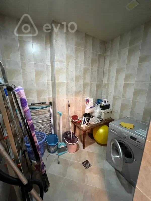 Kirayə verilir 3 otaqlı yeni tikili 180 m²