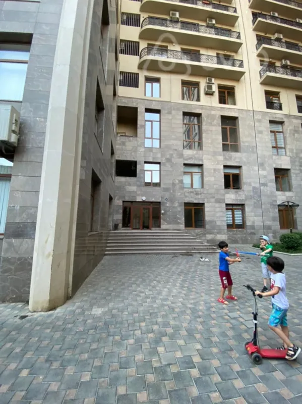 Kirayə verilir 3 otaqlı yeni tikili 180 m²