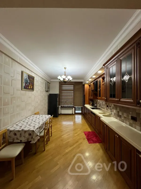Kirayə verilir 3 otaqlı yeni tikili 180 m²