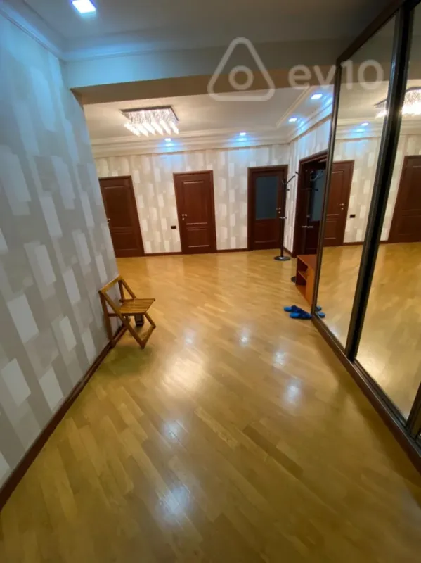 Kirayə verilir 3 otaqlı yeni tikili 180 m²