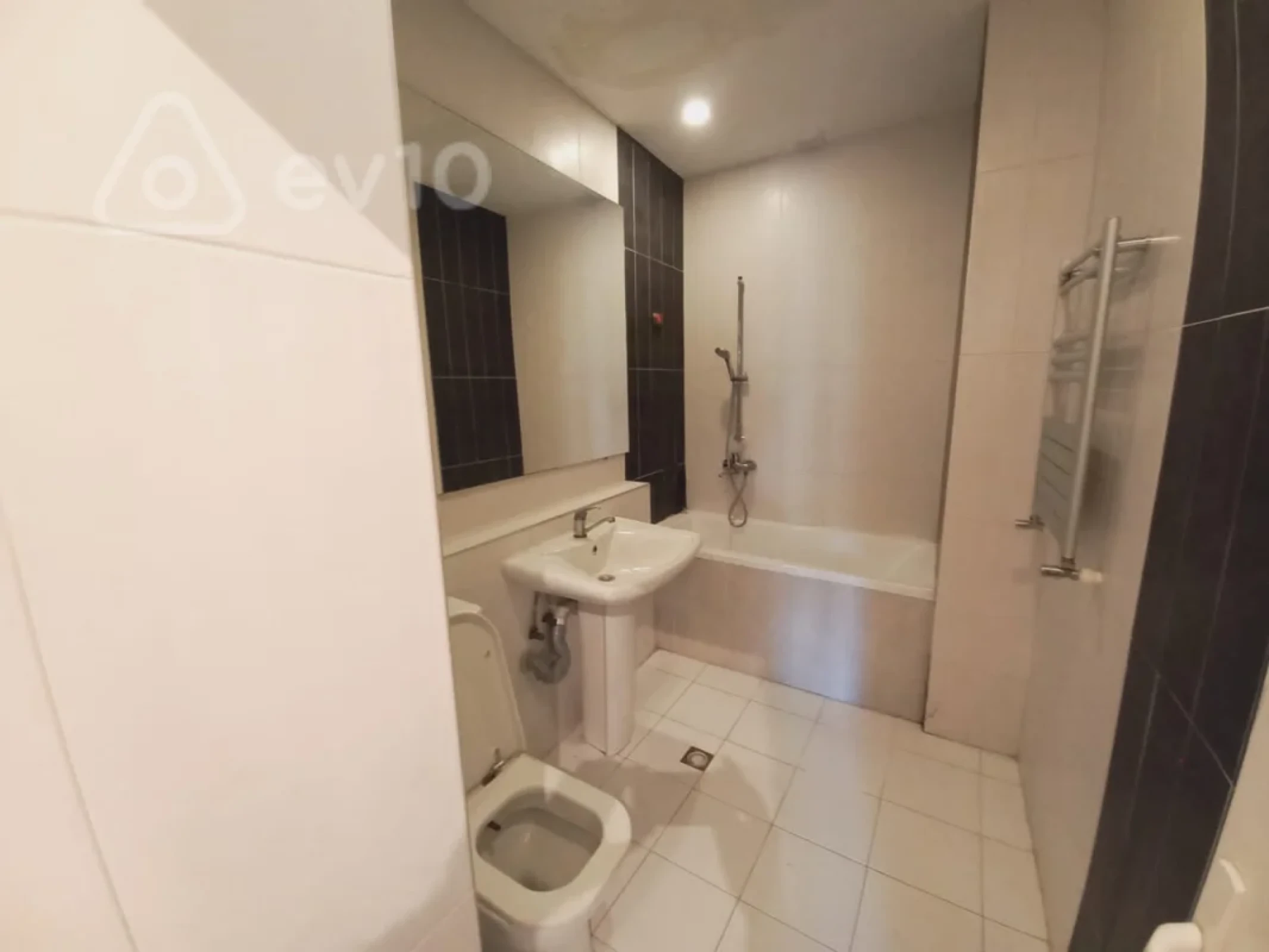 Kirayə verilir 3 otaqlı köhnə tikili 130 m²