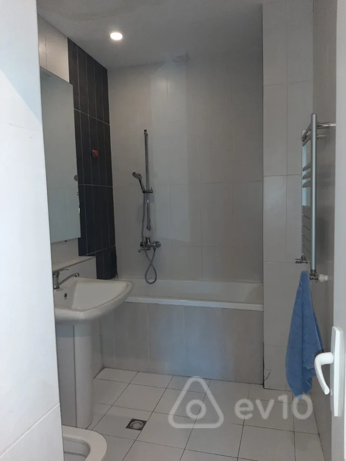 Kirayə verilir 3 otaqlı köhnə tikili 130 m²