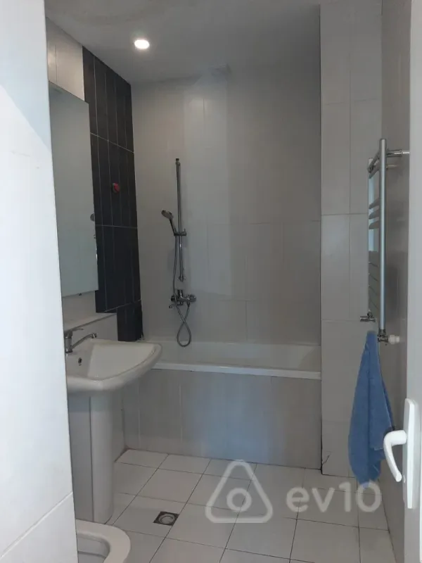 Kirayə verilir 3 otaqlı köhnə tikili 130 m²