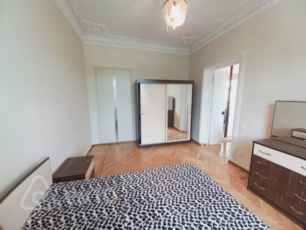 Kirayə verilir 3 otaqlı köhnə tikili 130 m²