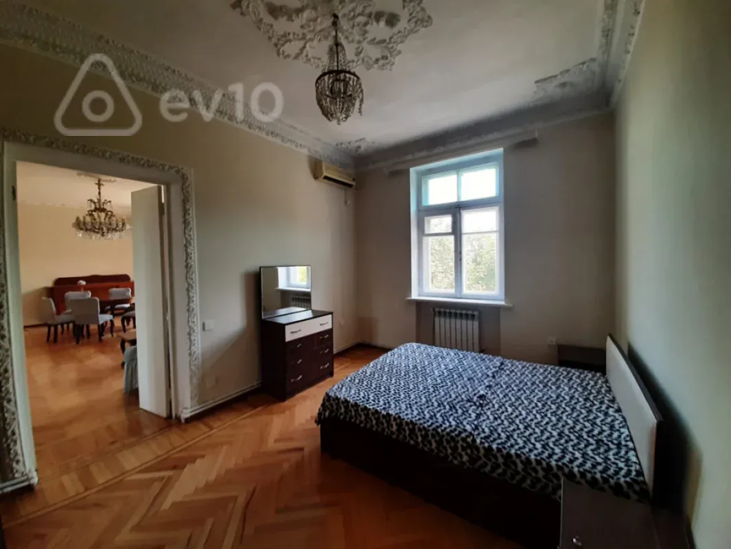 Kirayə verilir 3 otaqlı köhnə tikili 130 m²