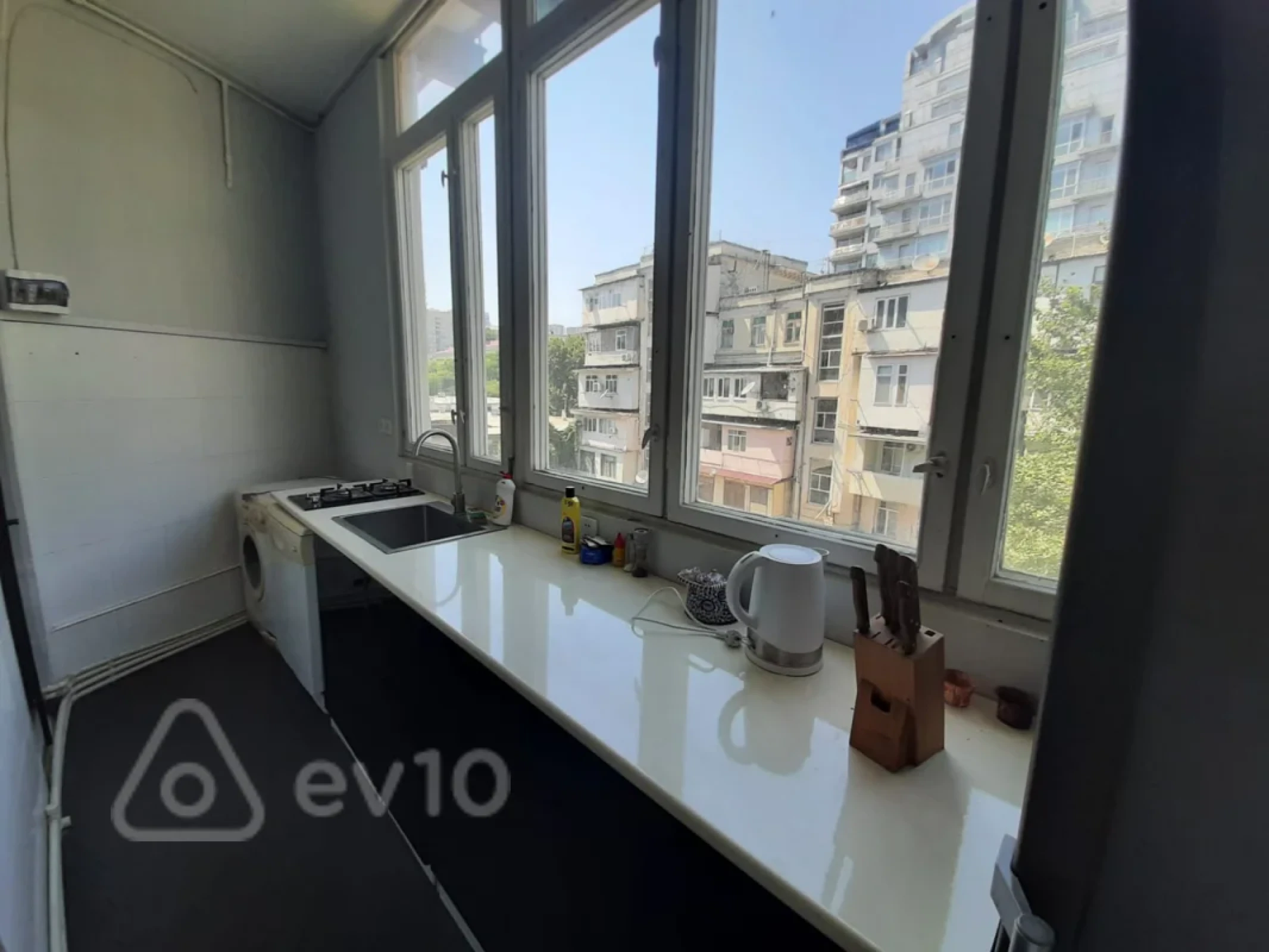 Kirayə verilir 3 otaqlı köhnə tikili 130 m²