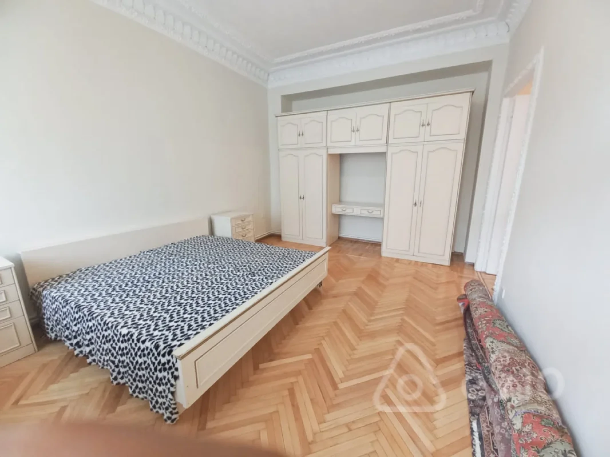 Kirayə verilir 3 otaqlı köhnə tikili 130 m²