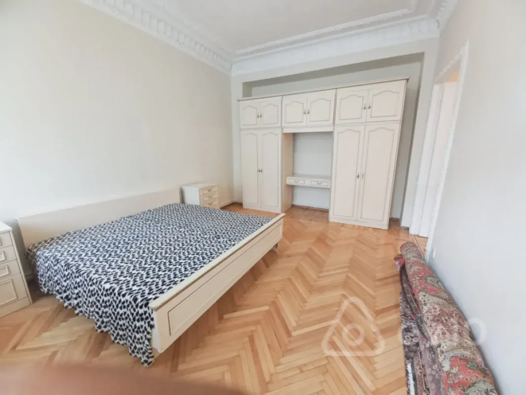 Kirayə verilir 3 otaqlı köhnə tikili 130 m²