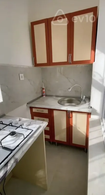 Kirayə verilir 2 otaqlı köhnə tikili 43 m²