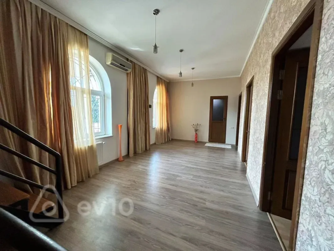Kirayə verilir 6 otaqlı həyət evi 300 m²