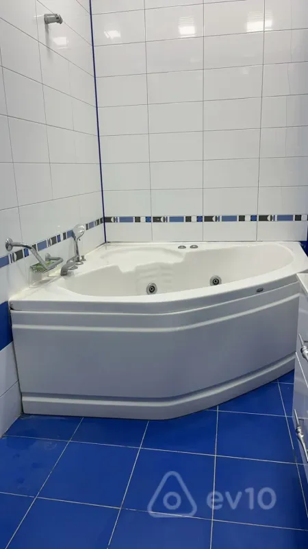 Kirayə verilir 6 otaqlı həyət evi 300 m²