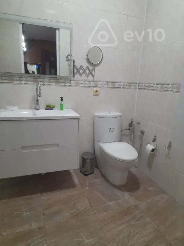 Kirayə verilir 6 otaqlı həyət evi 300 m²