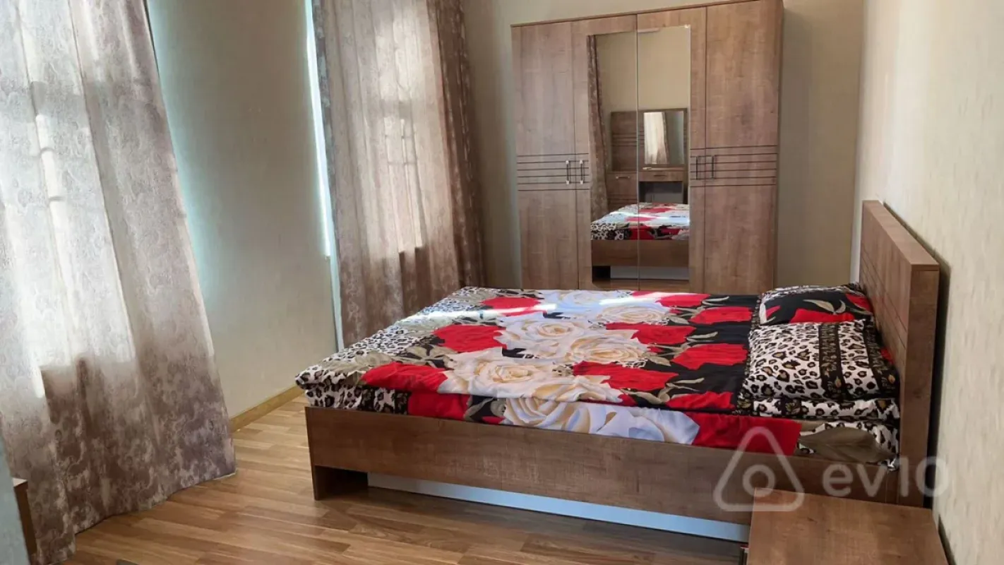 Kirayə verilir 6 otaqlı həyət evi 300 m²