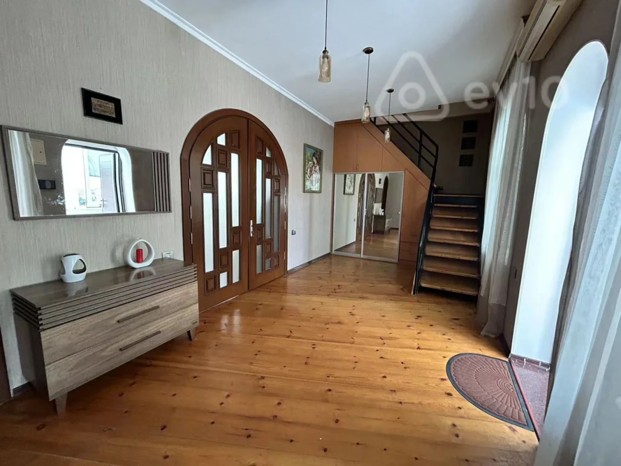 Kirayə verilir 6 otaqlı həyət evi 300 m²