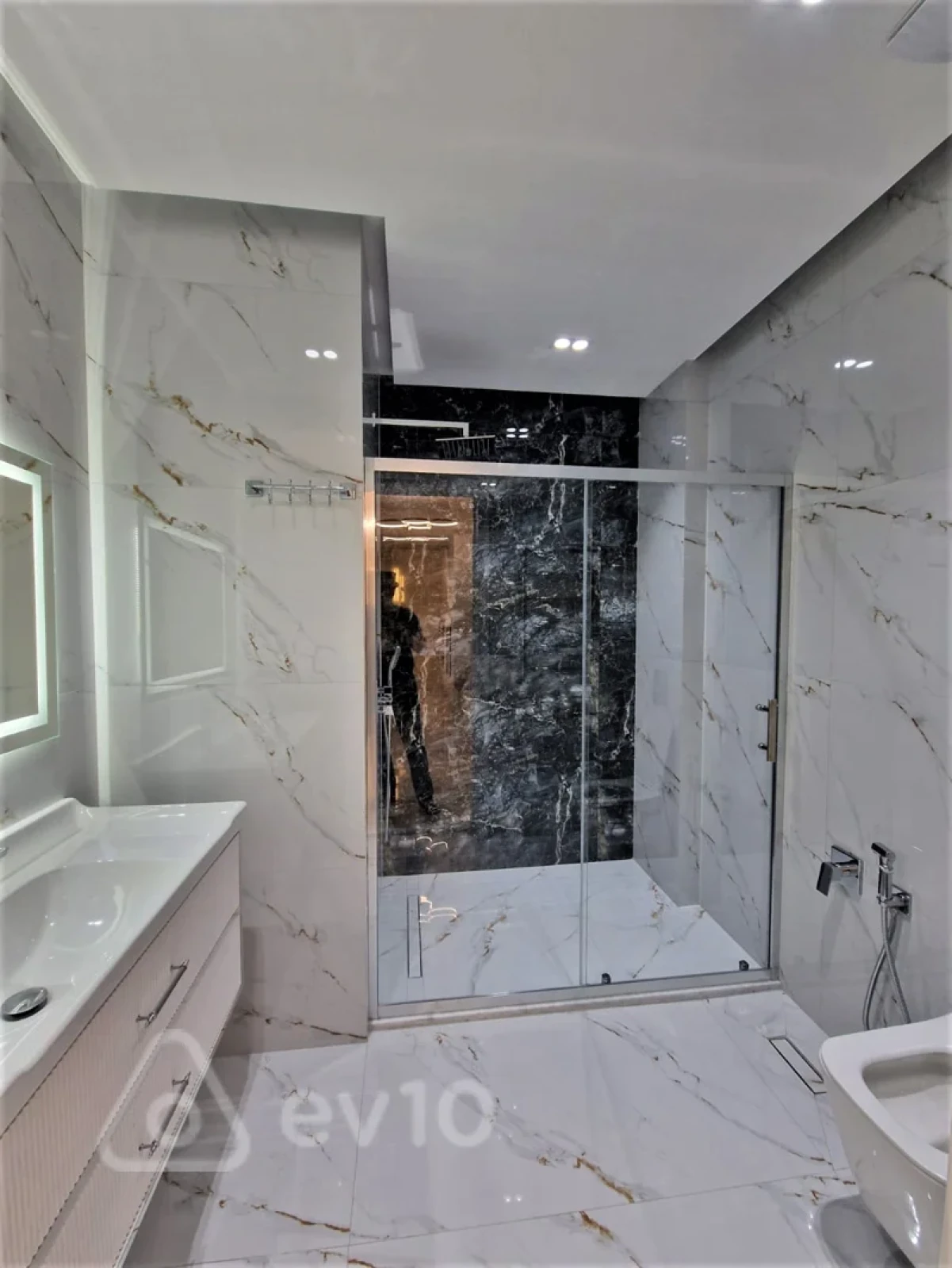 Kirayə verilir 3 otaqlı yeni tikili 130 m²