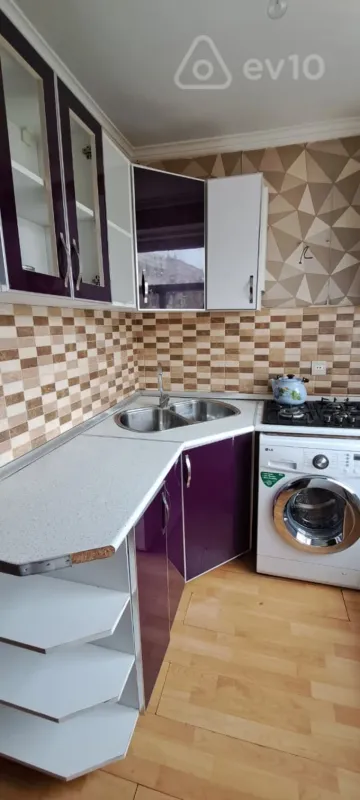 Kirayə verilir 3 otaqlı köhnə tikili 85 m²