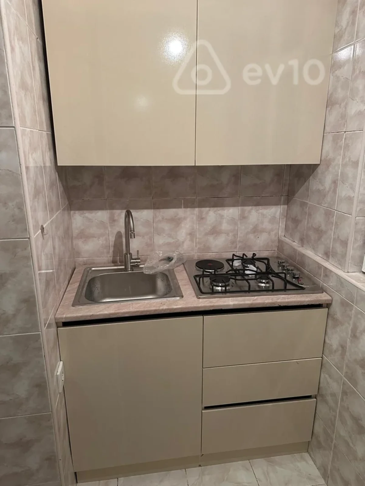 Satılır 1 otaqlı köhnə tikili 40 m²