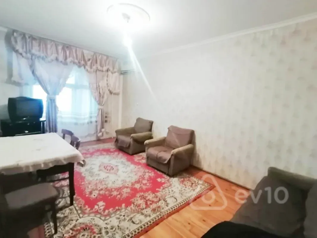 Kirayə verilir 3 otaqlı köhnə tikili 90 m²