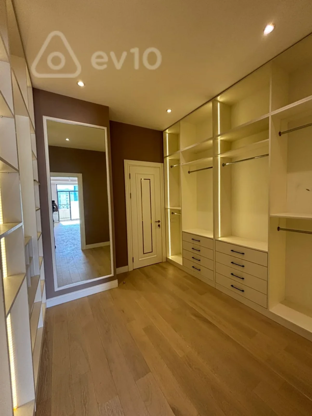 Satılır 4 otaqlı yeni tikili 242 m²