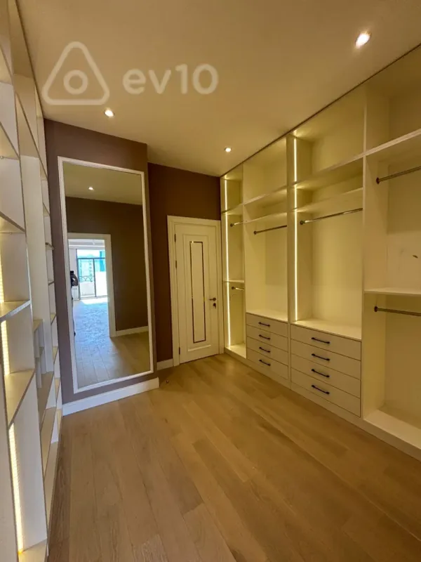 Satılır 4 otaqlı yeni tikili 242 m²