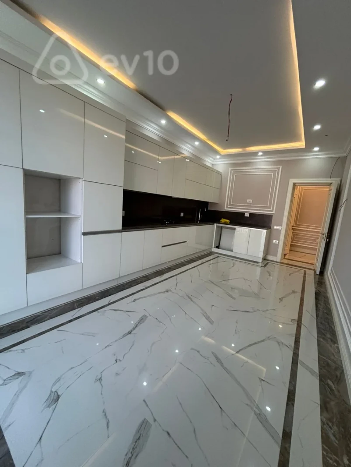 Satılır 4 otaqlı yeni tikili 242 m²