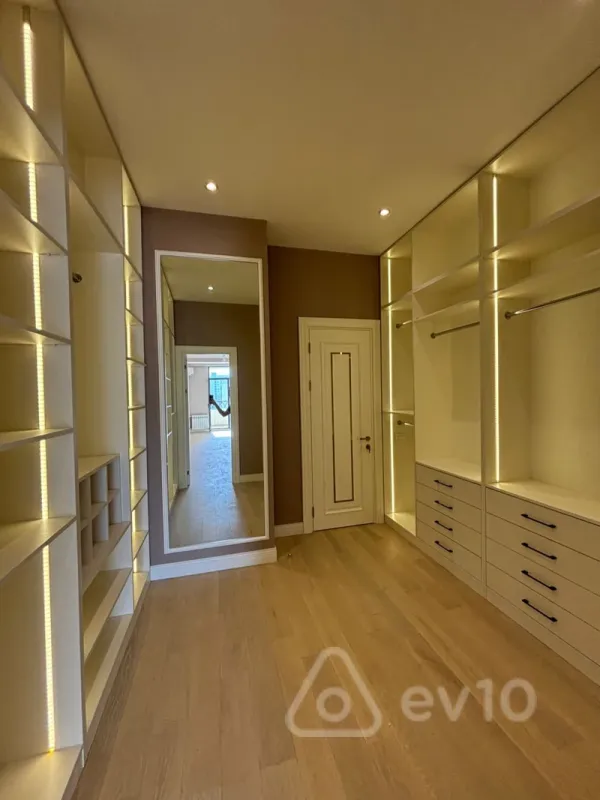 Satılır 4 otaqlı yeni tikili 242 m²