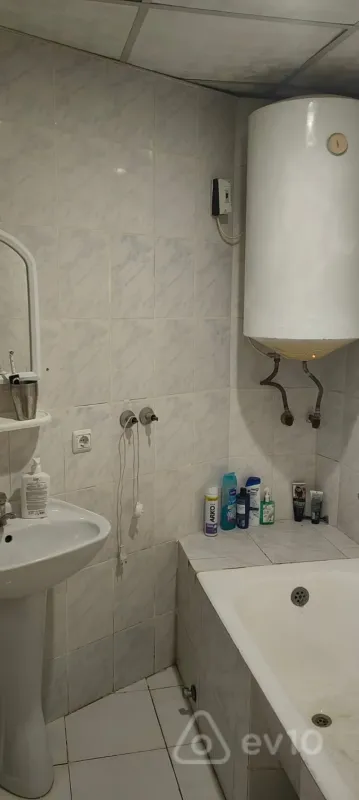 Satılır 2 otaqlı köhnə tikili 60 m²