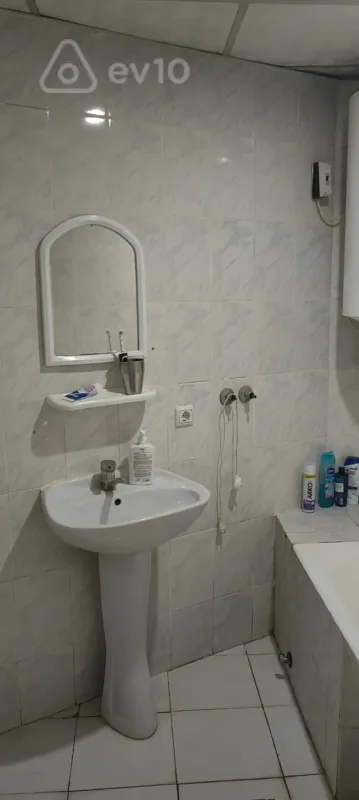 Satılır 2 otaqlı köhnə tikili 60 m²