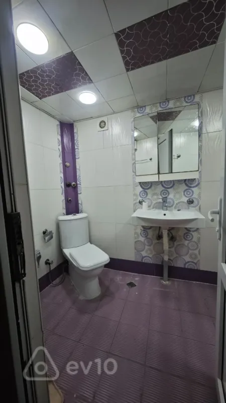 Kirayə verilir 2 otaqlı köhnə tikili 60 m²