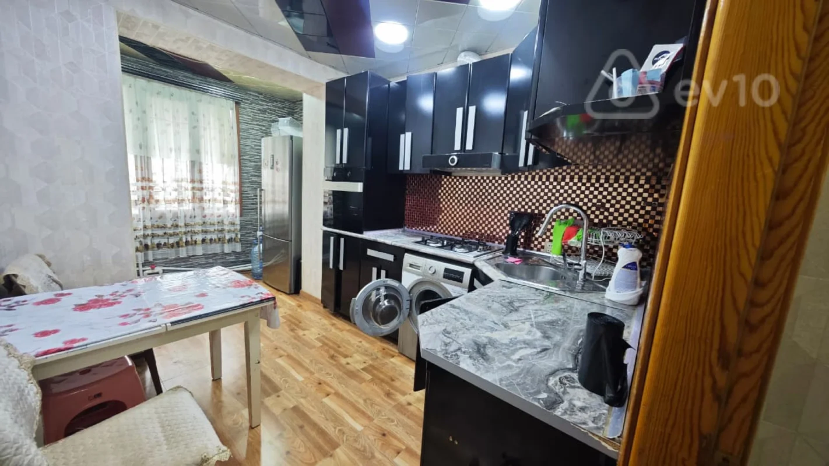 Kirayə verilir 2 otaqlı köhnə tikili 60 m²