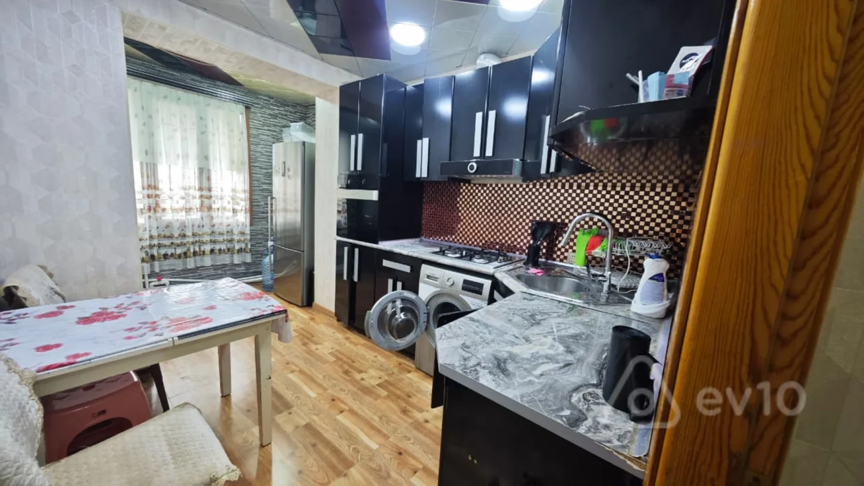 Kirayə verilir 2 otaqlı köhnə tikili 60 m²