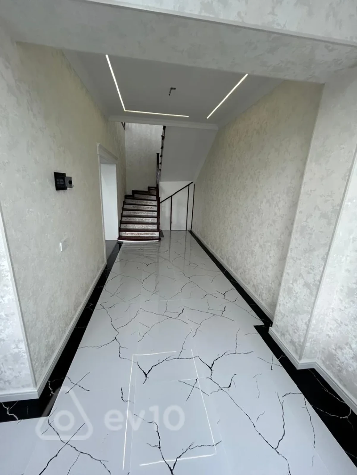Satılır 6 otaqlı həyət evi 200 m²