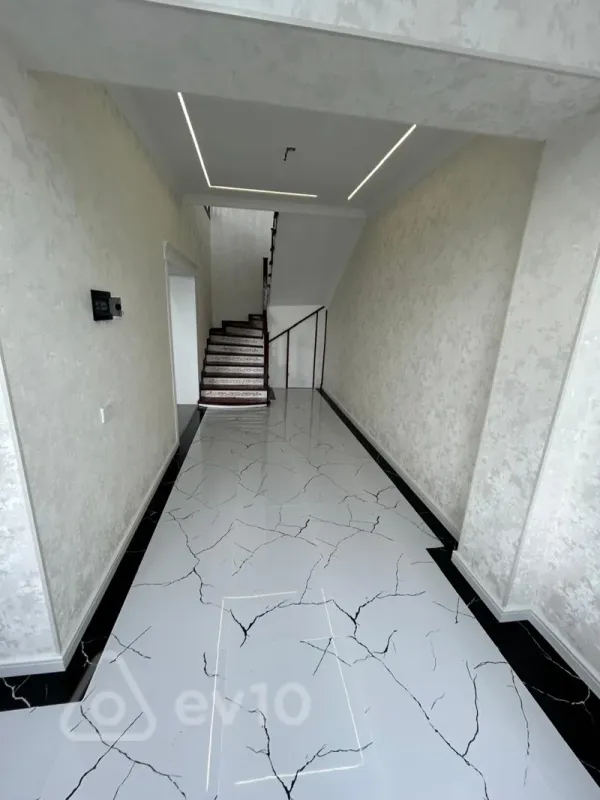 Satılır 6 otaqlı həyət evi 200 m²