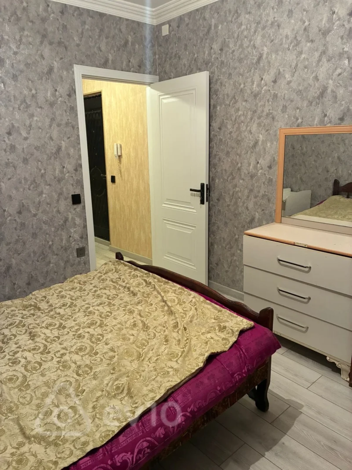 Satılır 2 otaqlı köhnə tikili 60 m²