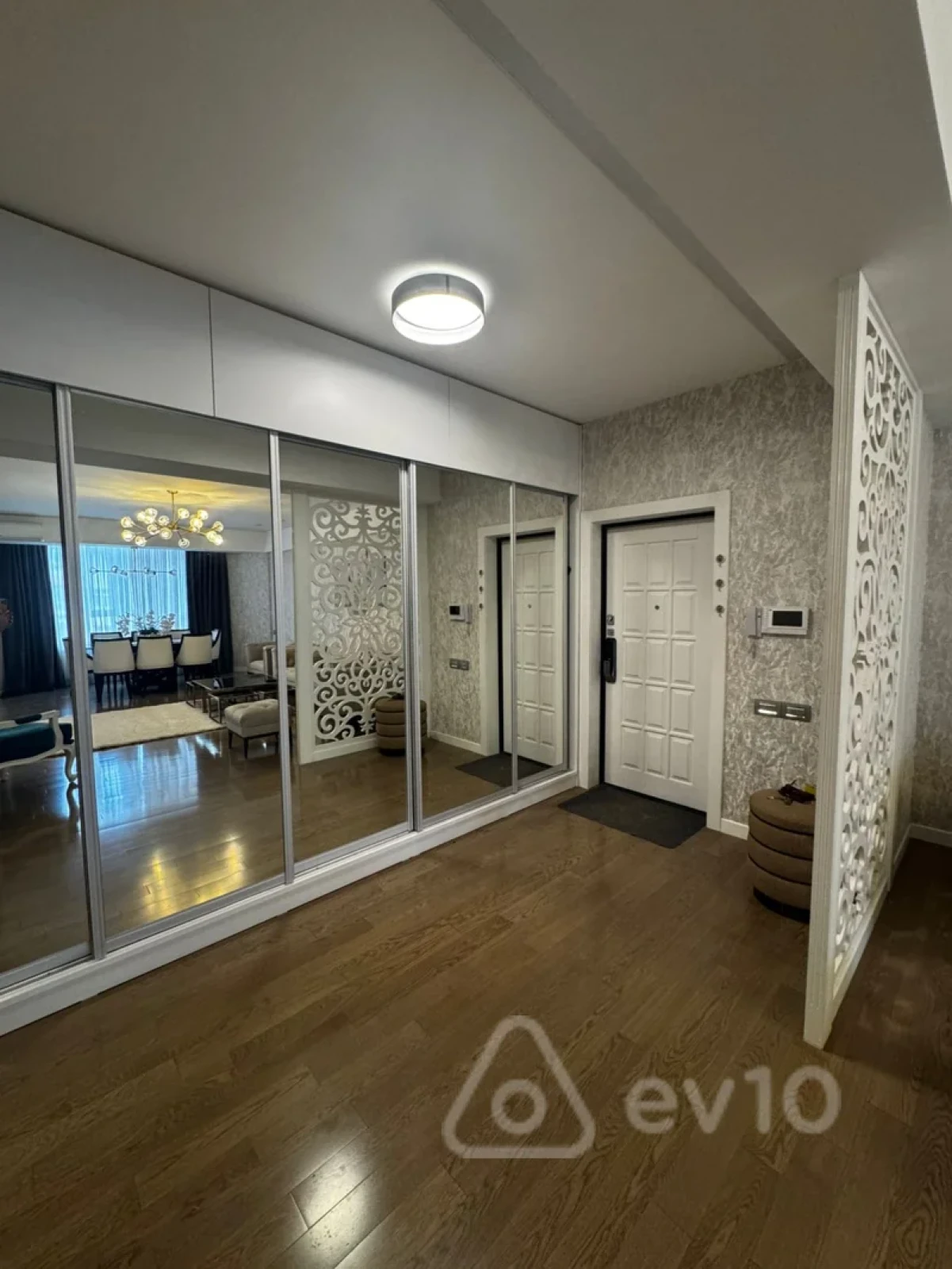 Kirayə verilir 3 otaqlı yeni tikili 130 m²