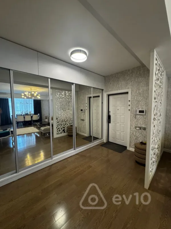 Kirayə verilir 3 otaqlı yeni tikili 130 m²