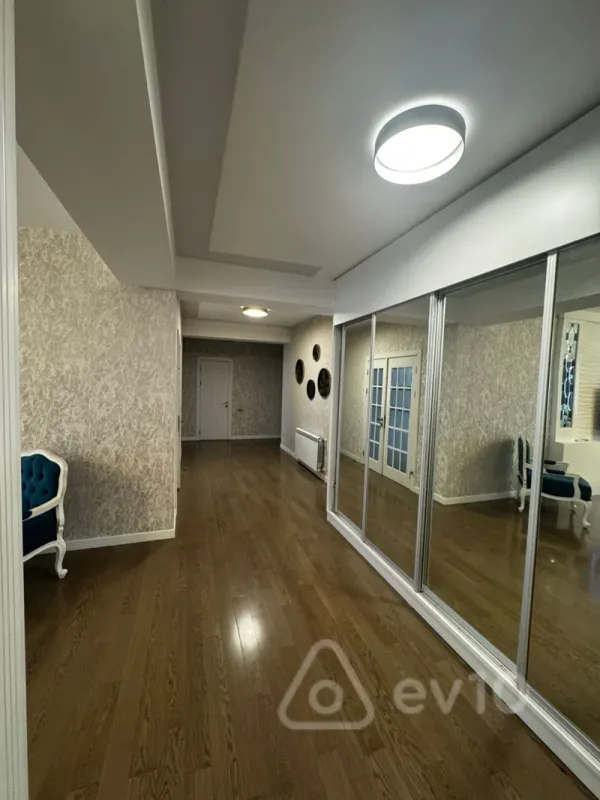Kirayə verilir 3 otaqlı yeni tikili 130 m²