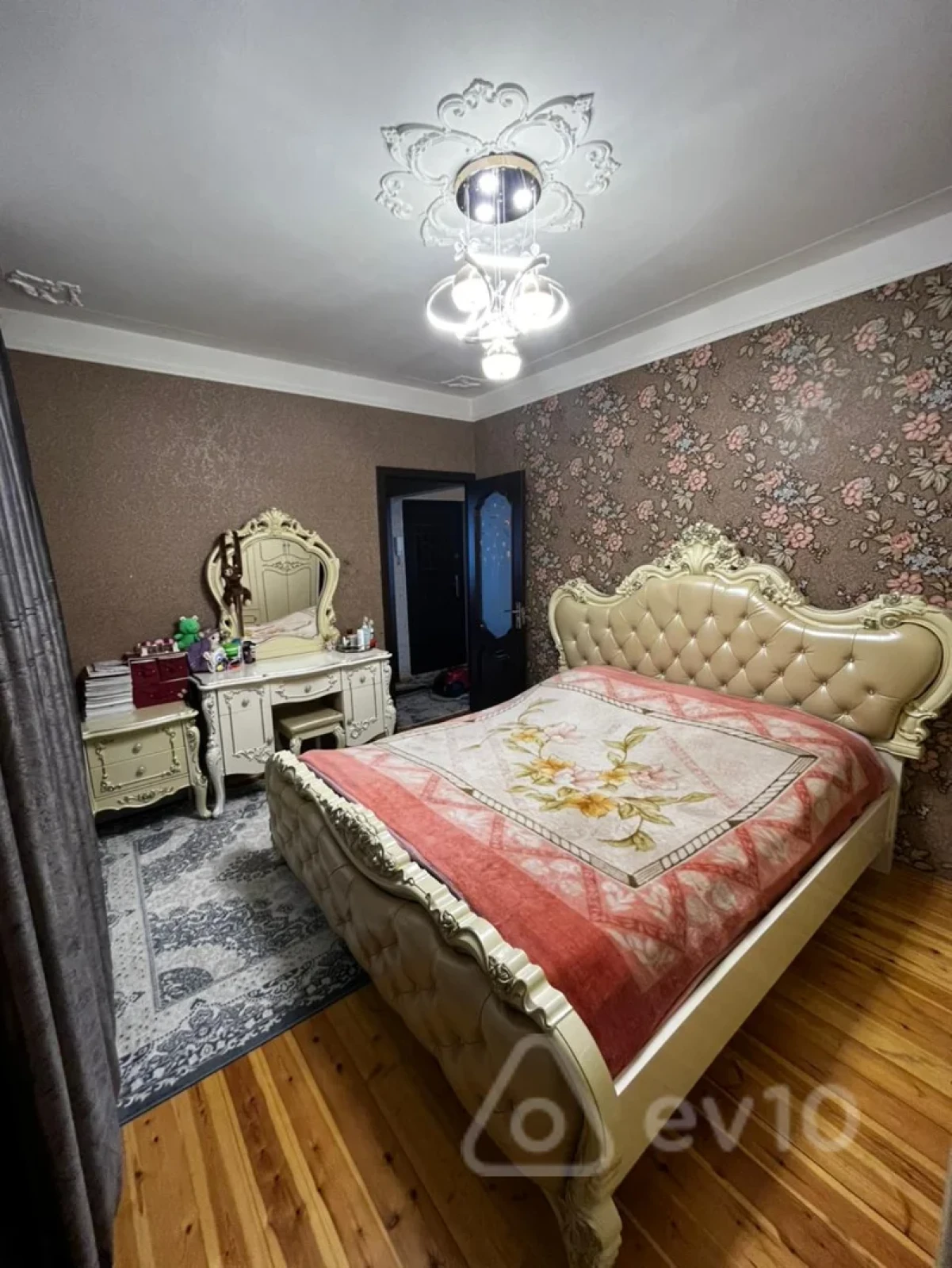 Satılır 2 otaqlı köhnə tikili 60 m²