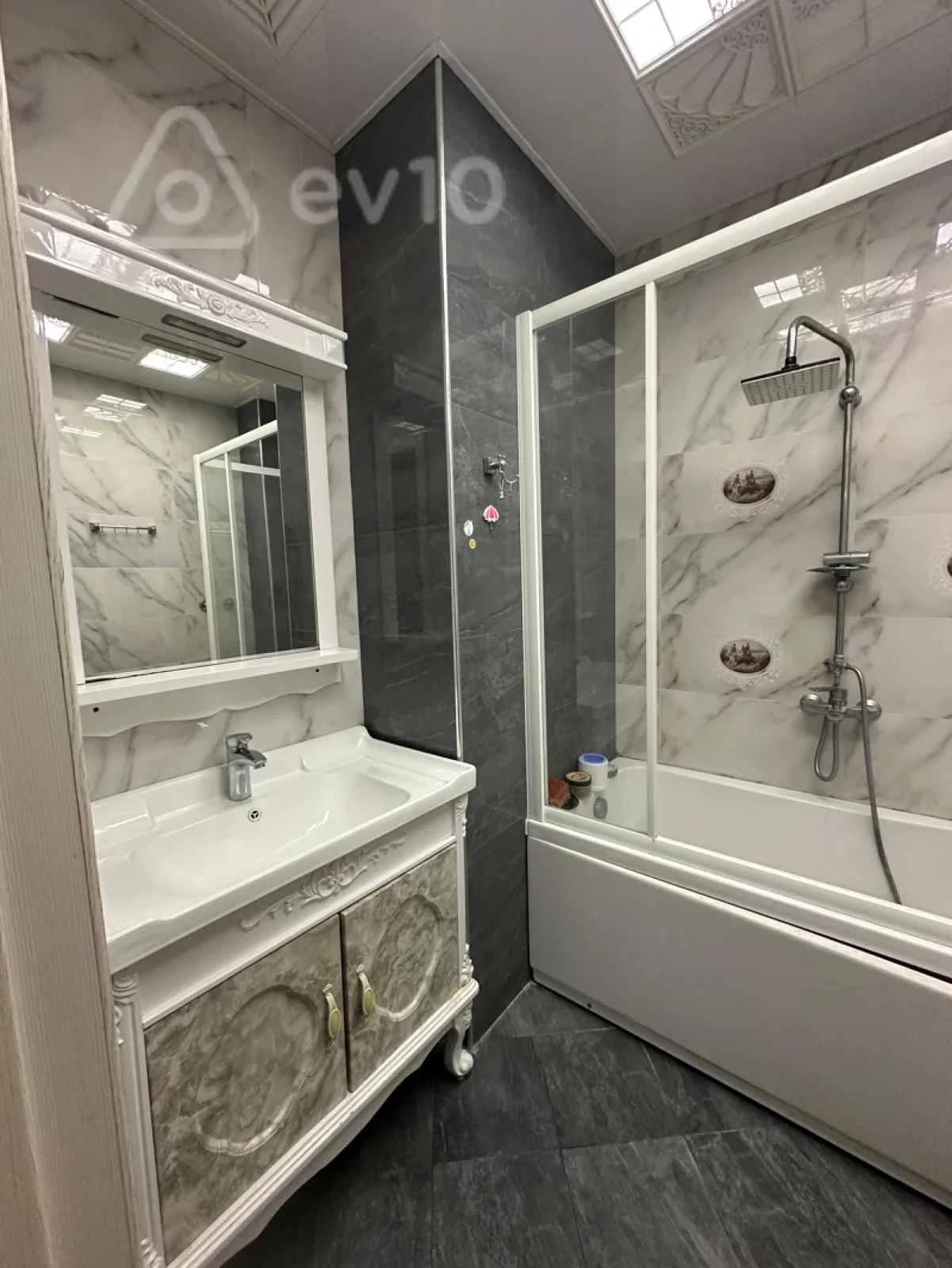 Kirayə verilir 2 otaqlı yeni tikili 110 m²