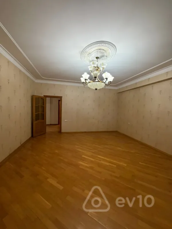 Satılır 4 otaqlı köhnə tikili 173 m²