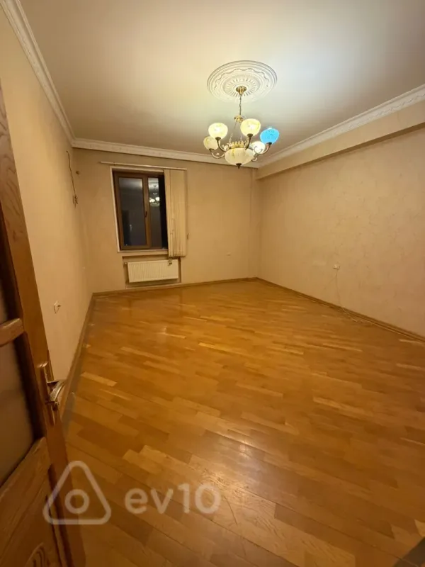 Satılır 4 otaqlı köhnə tikili 173 m²