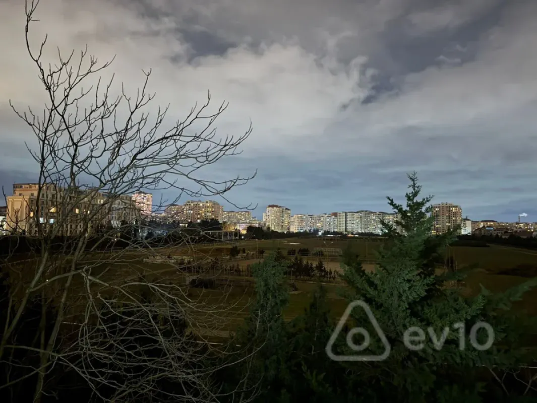 Satılır 4 otaqlı köhnə tikili 173 m²