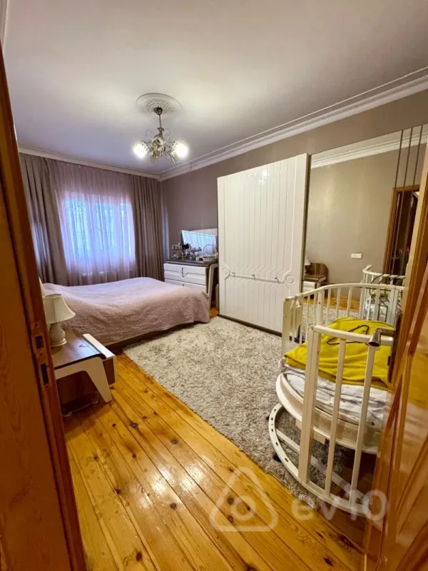 Satılır 4 otaqlı köhnə tikili 110 m²