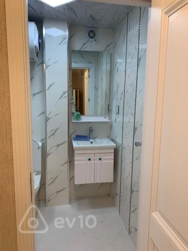 Kirayə verilir 2 otaqlı köhnə tikili 72 m²