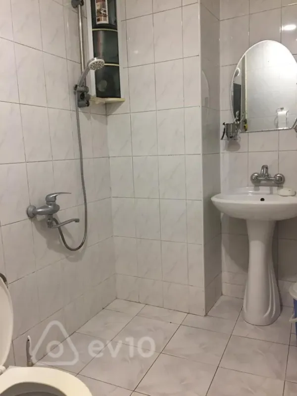 Kirayə verilir 2 otaqlı köhnə tikili 70 m²