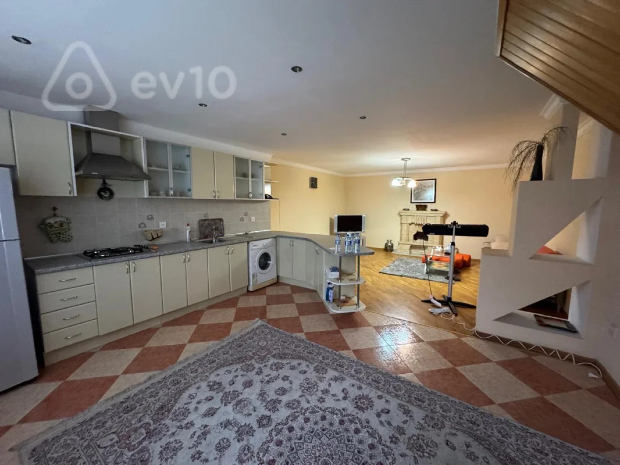 Satılır 2 otaqlı köhnə tikili 100 m²