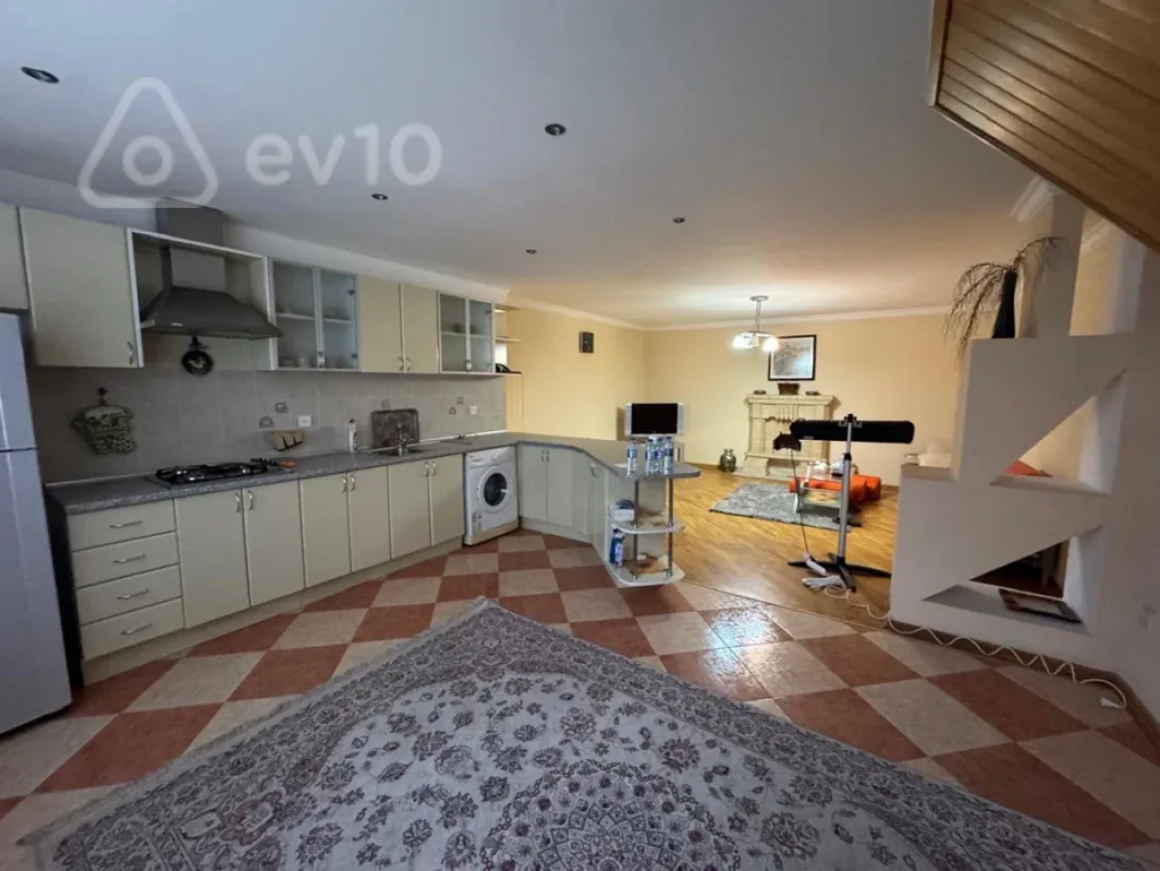 Satılır 2 otaqlı köhnə tikili 100 m²